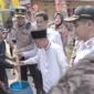 Keterangan poto : Wakapolres Kab Serang, saat memberikan bantuan air bersih kepada masyarakat Desa Sukasari, 13/9/2023