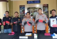 Keterangan poto : Kapolres Kab Serang, memperlihatkan barangbukti kepada awak media di Mapolres kab Serang