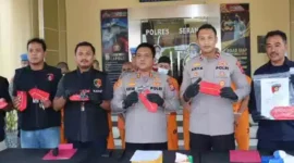 Keterangan poto : Kapolres Kab Serang, memperlihatkan  barangbukti kepada awak media di Mapolres kab Serang