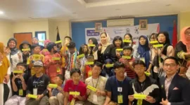 Keterangan foto : Camellia Panduwinata Duta kaca mata kesehatan bagikan sejuta Kacamata Gratis diseluruh Indonesia, Minggu (3/9/2023)