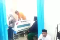 Keterangan foto : Saksi W saat menjenguk korban kekerasan oleh oknum ASN berinisial SO, Sabtu (23/9/2023)