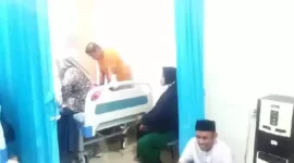 Keterangan foto : Saksi W saat menjenguk korban kekerasan oleh oknum ASN berinisial SO, Sabtu (23/9/2023)
