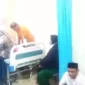 Keterangan foto : Saksi W saat menjenguk korban kekerasan oleh oknum ASN berinisial SO, Sabtu (23/9/2023)