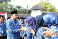 Keterangan foto : Bupati Tangerang Ahmed Zaki Iskandar meletakkan jabatan setelah menjabat sebagai bupati dua periode, Senin (25/9/2023)