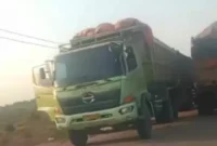 Keterangan foto : Mobil-mobil truk saat terparkir di jalan Curugbitung, Kamis (28/9/2023)