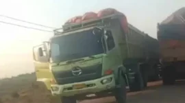 Keterangan foto : Mobil-mobil truk saat terparkir di jalan Curugbitung, Kamis (28/9/2023)