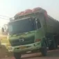 Keterangan foto : Mobil-mobil truk saat terparkir di jalan Curugbitung, Kamis (28/9/2023)