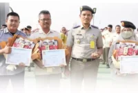 Keterangan Foto: Bangkitkan Semangat Kerja Pegawai, Dr Sigit Santosa Kepala Kantah Kota Administrasi Jakarta Pusat Berikan Reward Kepada 3 Pegawai Hasil Kerja Terbaik