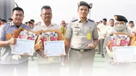 Keterangan Foto: Bangkitkan Semangat Kerja Pegawai, Dr Sigit Santosa Kepala Kantah Kota Administrasi Jakarta Pusat Berikan Reward Kepada 3 Pegawai Hasil Kerja Terbaik