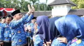 Keterangan Foto: Bupati Tangerang Ahmed Zaki Iskandar menjadi pembina apel untuk yang terakhir kalinya sebagai Bupati Tangerang