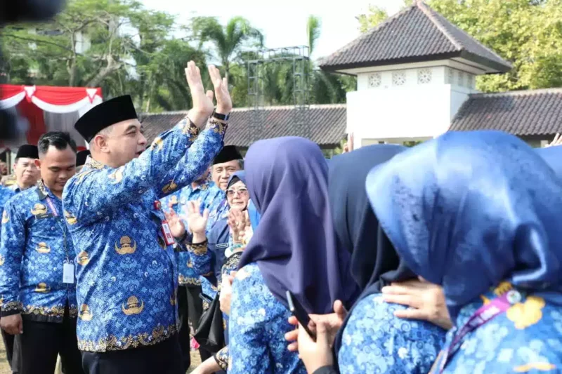 Keterangan Foto: Bupati Tangerang Ahmed Zaki Iskandar menjadi pembina apel untuk yang terakhir kalinya sebagai Bupati Tangerang