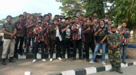 Keterangan foto : Ratusan Ormas dari Laskar Merah Putih (LMP) dan Masyarakat Banten Bersatu (MBB) satu Komando dengan Ketua Umum H.M Arsyad Cannu dan Kamada Provinsi Banten Rudi Ogky menggelar aksi di depan Kantor Pemerintahan Kabupaten Lebak, Senin (2/9/2023)