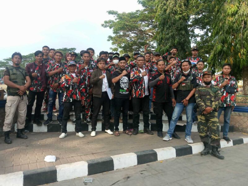 Keterangan foto : Ratusan Ormas dari Laskar Merah Putih (LMP) dan Masyarakat Banten Bersatu (MBB) satu Komando dengan Ketua Umum H.M Arsyad Cannu dan Kamada Provinsi Banten Rudi Ogky menggelar aksi di depan Kantor Pemerintahan Kabupaten Lebak, Senin (2/9/2023)