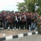 Keterangan foto : Ratusan Ormas dari Laskar Merah Putih (LMP) dan Masyarakat Banten Bersatu (MBB) satu Komando dengan Ketua Umum H.M Arsyad Cannu dan Kamada Provinsi Banten Rudi Ogky menggelar aksi di depan Kantor Pemerintahan Kabupaten Lebak, Senin (2/9/2023)