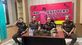 Keterangan foto : Penuntut Umum pada Kejari Biak Numfor telah menerima penyerahan tersangka dan barang bukti Tahap 2 dalam Perkara Tindak Pidana Korupsi Dugaan Penyalahgunaan Dana Kegiatan Perjalanan Dinas pada Setwan DPRD Kabupaten Biak Numfor T.A 2019, Selasa (3/9/2023)