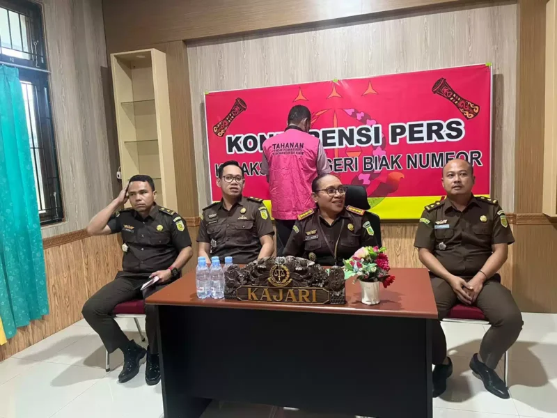 Keterangan foto : Penuntut Umum pada Kejari Biak Numfor telah menerima penyerahan tersangka dan barang bukti Tahap 2 dalam Perkara Tindak Pidana Korupsi Dugaan Penyalahgunaan Dana Kegiatan Perjalanan Dinas pada Setwan DPRD Kabupaten Biak Numfor T.A 2019, Selasa (3/9/2023)