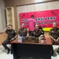 Keterangan foto : Penuntut Umum pada Kejari Biak Numfor telah menerima penyerahan tersangka dan barang bukti Tahap 2 dalam Perkara Tindak Pidana Korupsi Dugaan Penyalahgunaan Dana Kegiatan Perjalanan Dinas pada Setwan DPRD Kabupaten Biak Numfor T.A 2019, Selasa (3/9/2023)