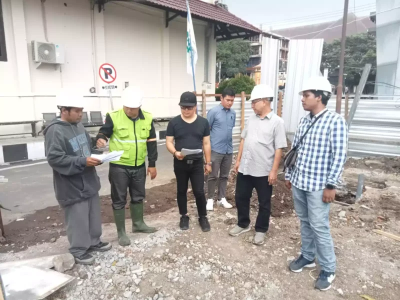 Keterangan foto : Kepala Seksi Intelijen Kejaksaan Negeri Kota Malang, Eko Budisusanto bersama dengan Tim Pengamanan Pembangunan Strategis (PPS) Kejaksaan Negeri Kota Malang melakukan peninjauan lapangan terhadap dua Proyek Strategis Daerah di Kota Malang, Rabu (4/10/2023)