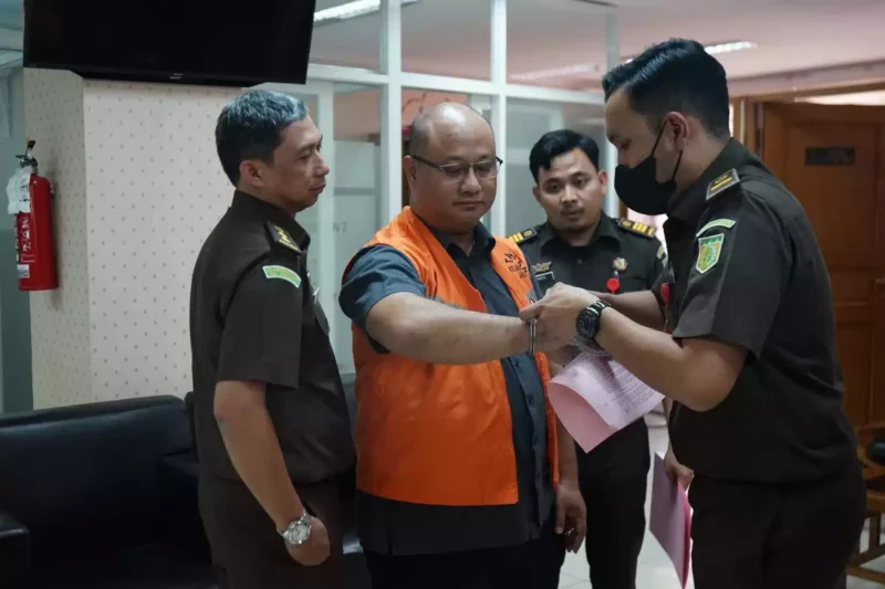 Keterangan foto : Tim Penyidik Kejaksaan Negeri (Kejari) Jakarta Barat melakukan penahanan terhadap tersangka Elisa Danardono, Selasa (3/9/2023)