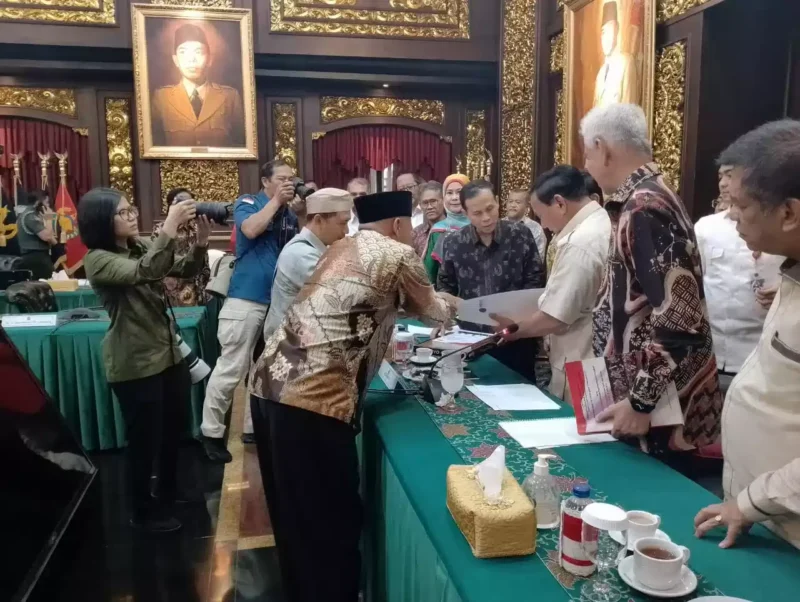 Keterangan foto : Puluhan akademisi lintas Perguruan Tinggi (PT) menemui Menteri Pertahanan Prabowo Subianto di Kantor Kemenhan RI, Jalan Medan Merdeka Barat, Selasa, 3 Oktober 2023.