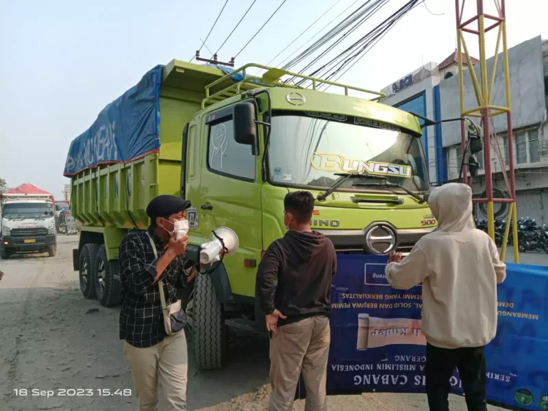 Keterangan foto : Elemen Mahasiswa yang tergabung dari Solidaritas Mahasiswa Demokrasi (SOMASI) Tangerang apresiasi langkah responsif unsur Pemerintah Kabupaten Tangerang, Jumat (6/10/2023)