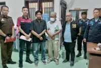 Keterangan foto : Kejaksaan Negeri (Kejari) Muna melakukan penahanan terhadap tersangka tindak pidana korupsi pada belanja modal rekonttruksi Pembangunan pengamanan Pantai, Sabtu (7/10/2023)