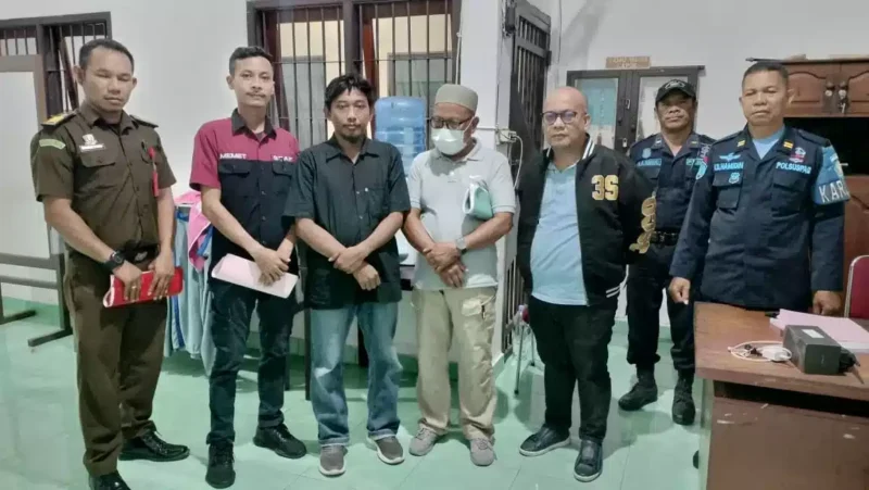 Keterangan foto : Kejaksaan Negeri (Kejari) Muna melakukan penahanan terhadap tersangka tindak pidana korupsi pada belanja modal rekonttruksi Pembangunan pengamanan Pantai, Sabtu (7/10/2023)