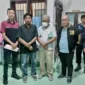 Keterangan foto : Kejaksaan Negeri (Kejari) Muna melakukan penahanan terhadap tersangka tindak pidana korupsi pada belanja modal rekonttruksi Pembangunan pengamanan Pantai, Sabtu (7/10/2023)