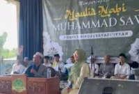 Keterangan foto : Camellia Panduwinata atau yang lebih dikenal dengan Teh Camel melakukan safari ke beberapa pondok pesantren (Ponpes) di Jawa Barat, Sabtu (7/10/2023)