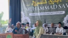 Keterangan foto : Camellia Panduwinata atau yang lebih dikenal dengan Teh Camel melakukan safari ke beberapa pondok pesantren (Ponpes) di Jawa Barat, Sabtu (7/10/2023)
