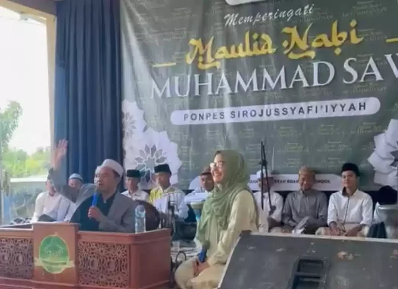Keterangan foto : Camellia Panduwinata atau yang lebih dikenal dengan Teh Camel melakukan safari ke beberapa pondok pesantren (Ponpes) di Jawa Barat, Sabtu (7/10/2023)