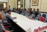 Keterangan Foto : Kepala Lapas Cirebon Berikan Arahan Kepada Staff dan Pegawai Lapas Untuk Berikan Pelayanan Terbaik, (TerasMedia/Foto)