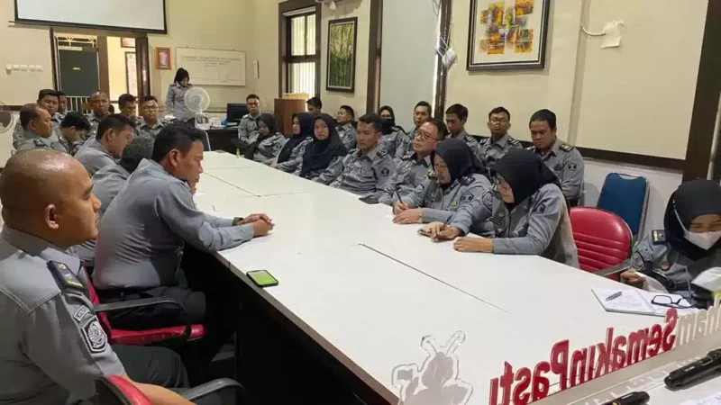 Keterangan Foto : Kepala Lapas Cirebon Berikan Arahan Kepada Staff dan Pegawai Lapas Untuk Berikan Pelayanan Terbaik, (TerasMedia/Foto) 