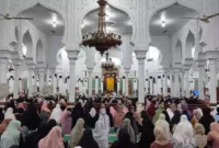 Keterangan Poto: Kajian Muslimah juga dihadiri para Ibu pejabat di lingkungan Pemerintah Aceh, seperti Ibu Mellani Subarni (Ibu Sekda), para pengusaha wanita, serta para Ibu Dharma Wanita lainnya.