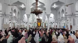 Keterangan Poto: Kajian Muslimah juga dihadiri para Ibu pejabat di lingkungan Pemerintah Aceh, seperti Ibu Mellani Subarni (Ibu Sekda), para pengusaha wanita, serta para Ibu Dharma Wanita lainnya.