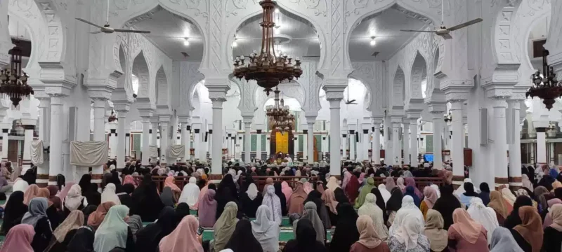 Keterangan Poto: Kajian Muslimah juga dihadiri para Ibu pejabat di lingkungan Pemerintah Aceh, seperti Ibu Mellani Subarni (Ibu Sekda), para pengusaha wanita, serta para Ibu Dharma Wanita lainnya.