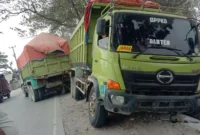 Keterangan foto : Proyek drainase Jalan Raya Nasional Rangkasbitung - Cikande hancur oleh truk-truk galian tanah merah, Senin (15/10/2023)