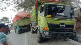 Keterangan foto : Proyek drainase Jalan Raya Nasional Rangkasbitung - Cikande hancur oleh truk-truk galian tanah merah, Senin (15/10/2023)