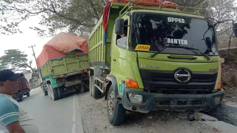 Keterangan foto : Proyek drainase Jalan Raya Nasional Rangkasbitung - Cikande hancur oleh truk-truk galian tanah merah, Senin (15/10/2023)