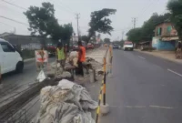 Keterangan foto : Barisan Relawan Jalan Perubahan (Bara JP) Provinsi Banten menyoroti pelaksanaan Pembangunan jalan nasional yang menghubungkan anatara Serang, Cikande dan Rangkasbitung tak transparan, Minggu (22/10/2023)