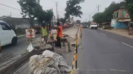 Keterangan foto : Barisan Relawan Jalan Perubahan (Bara JP) Provinsi Banten menyoroti pelaksanaan Pembangunan jalan nasional yang menghubungkan anatara Serang, Cikande dan Rangkasbitung tak transparan, Minggu (22/10/2023)