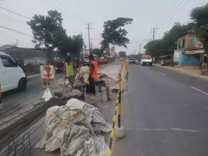 Keterangan foto : Barisan Relawan Jalan Perubahan (Bara JP) Provinsi Banten menyoroti pelaksanaan Pembangunan jalan nasional yang menghubungkan anatara Serang, Cikande dan Rangkasbitung tak transparan, Minggu (22/10/2023)