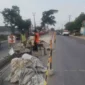 Keterangan foto : Barisan Relawan Jalan Perubahan (Bara JP) Provinsi Banten menyoroti pelaksanaan Pembangunan jalan nasional yang menghubungkan anatara Serang, Cikande dan Rangkasbitung tak transparan, Minggu (22/10/2023)