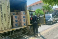 Keterangan foto : Anggota Jaga Lapas Cirebon Periksa Setiap Mobil masuk, (Selasa, 17/10/2023)