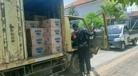 Keterangan foto : Anggota Jaga Lapas Cirebon Periksa Setiap Mobil masuk, (Selasa, 17/10/2023) 