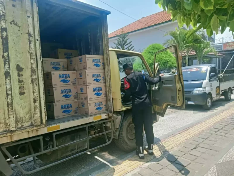 Keterangan foto : Anggota Jaga Lapas Cirebon Periksa Setiap Mobil masuk, (Selasa, 17/10/2023) 
