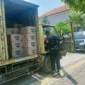 Keterangan foto : Anggota Jaga Lapas Cirebon Periksa Setiap Mobil masuk, (Selasa, 17/10/2023) 