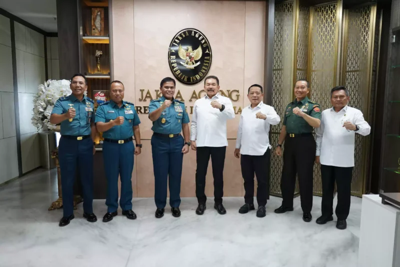 Keterangan foto : Jaksa Agung Burhanuddin dan Kepala Staf TNI Angkatan Laut (KSAL), Laksamana TNI Muhammad Ali lakukan pertemuan membahas penegakan hukum di wilayah laut, Rabu (18/10/2023)