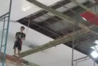 Keterangan foto : Pekerja Proyek Gedung GP tak Memakai APD saat Pasang Plafon, (Rabu, 18/10/2023)