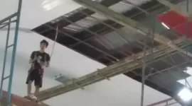 Keterangan foto : Pekerja Proyek Gedung GP tak Memakai APD saat Pasang Plafon, (Rabu, 18/10/2023) 
